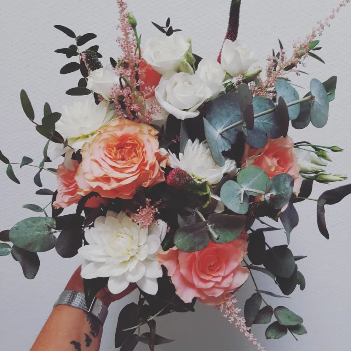 Boeket met rozen en eucalyptus
